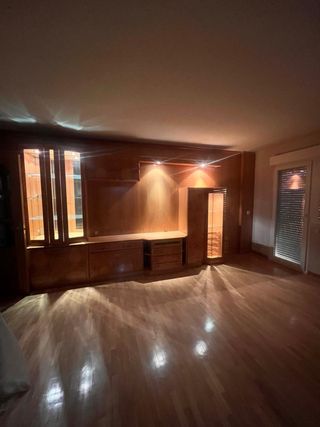 Mueble de madera con vitrina y luces
