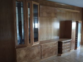 Mueble de madera con vitrina y luces