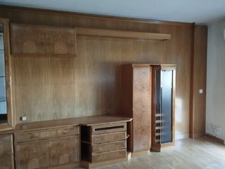 Mueble de madera con vitrina y luces