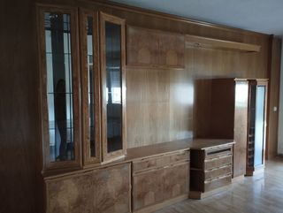 Mueble de madera con vitrina y luces