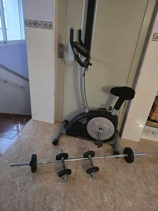 Bicicleta estática y pesas