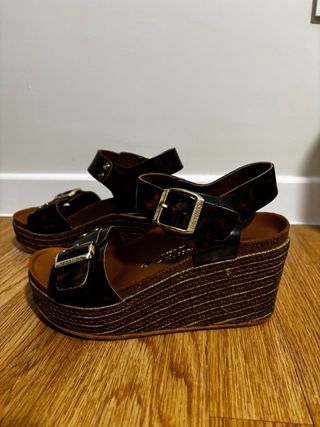 Sandalias cuña carey y hebilla dorada