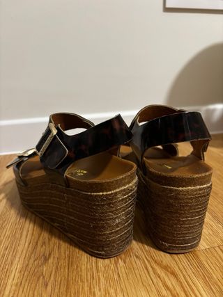 Sandalias cuña carey y hebilla dorada
