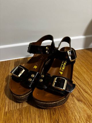 Sandalias cuña carey y hebilla dorada