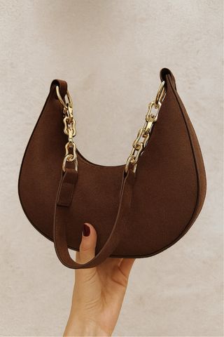 Borsa a spalla marrone con catena dorata