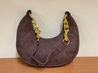 Borsa a spalla marrone con catena dorata