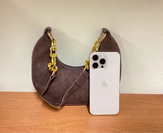 Borsa a spalla marrone con catena dorata