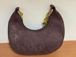 Borsa a spalla marrone con catena dorata