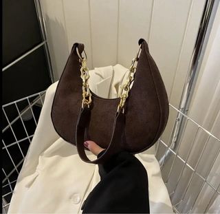 Borsa a spalla marrone con catena dorata