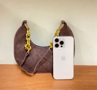 Borsa a spalla marrone con catena dorata
