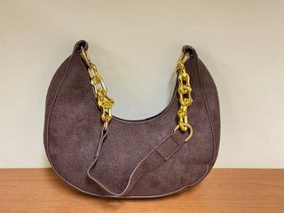 Borsa a spalla marrone con catena dorata