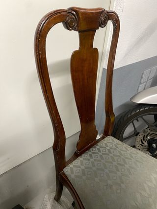 Mesa de comedor de madera con 6 sillas. 