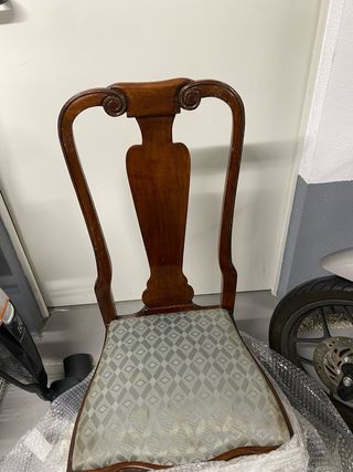 Mesa de comedor de madera con 6 sillas. 