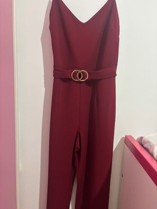 Mono fiesta rojo con cinturón dorado