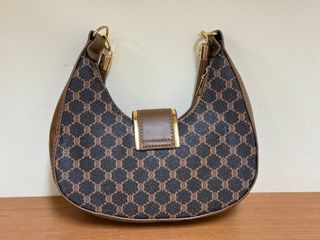 Borsa a spalla con monogramma e dettagli oro