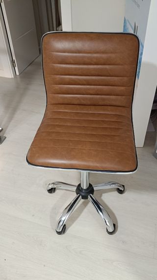 Silla giratoria símil piel marrón