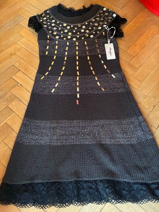 Vestido de invierno negro y dorado