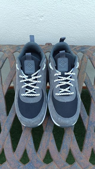 Zapatillas Columbia grises y negras