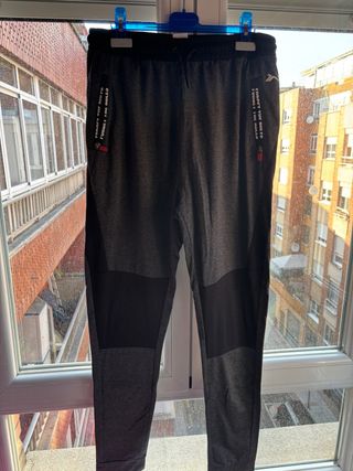 Pantalones grises deportivos