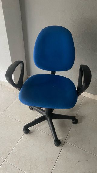 Silla de oficina azul y negra