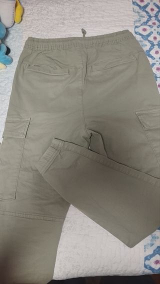 Pantalón cargo Zara verde
