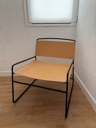 Sillón de piel y metal negro