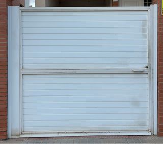 Puerta de garaje blanca