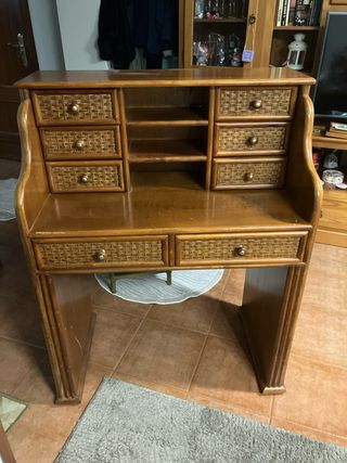 Escritorio de madera con mimbre