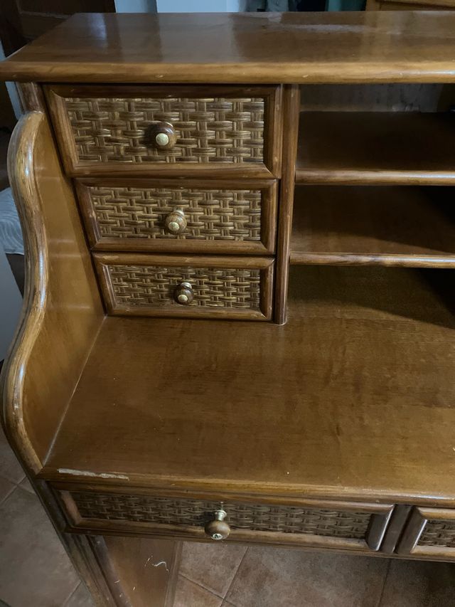 Escritorio de madera con mimbre