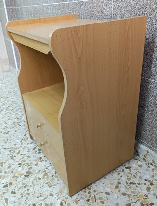 Mesita auxiliar de madera con cajones y ruedas