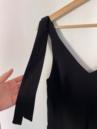 Mono largo de tirantes con lazo de color negro