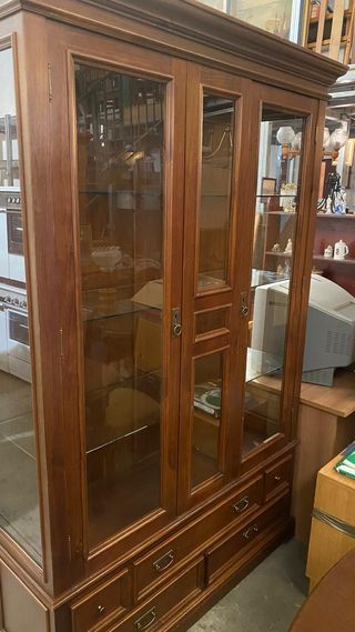 Vitrina de madera y cristal