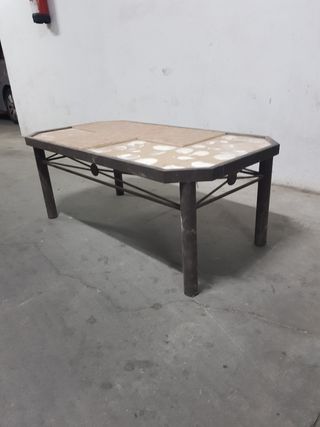 Mesa de hierro forjado o forja
