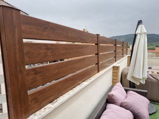 Césped artificial y vallas y tarimas