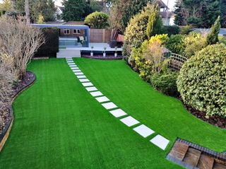 Césped artificial y vallas y tarimas