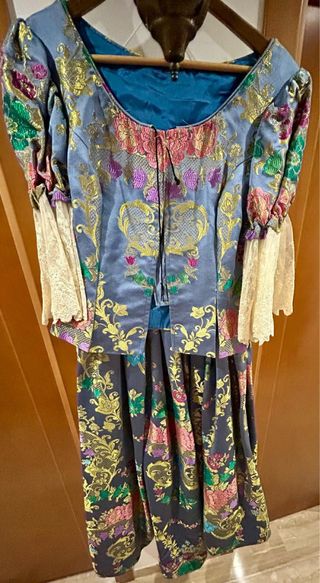 Traje de fallera azul y multicolor