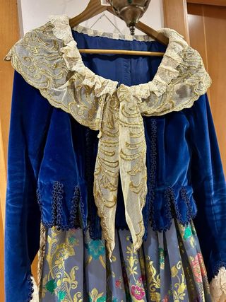 Traje de fallera azul y multicolor