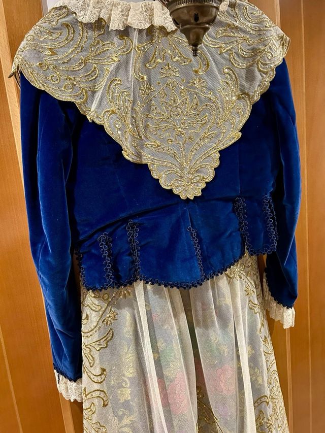 Traje de fallera azul y multicolor