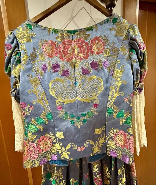 Traje de fallera azul y multicolor