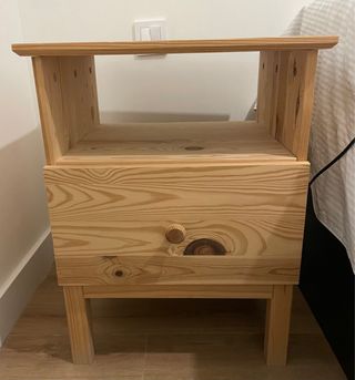 Mesita de noche de madera