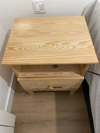 Mesita de noche de madera