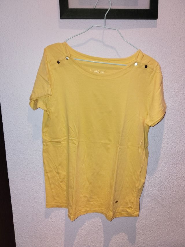 Camiseta amarilla básica con botones