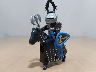 Playmobil Caballero Negro con Hacha y Escudo