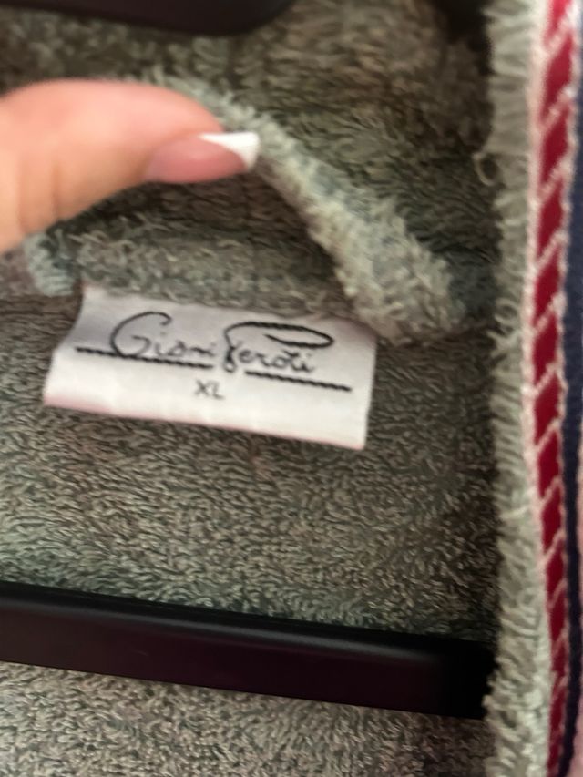 Albornoz verde con ribete náutico