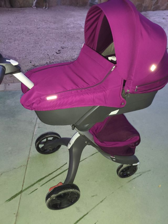 Carro de bebé morado Marca Stokke