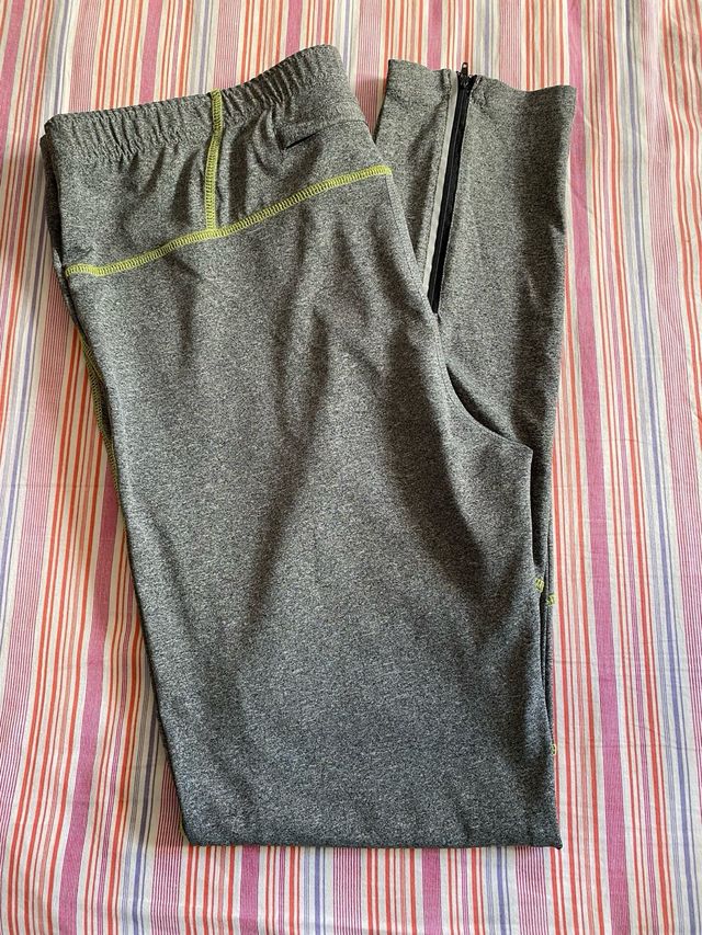 Pantalón deportivo gris con costuras verdes