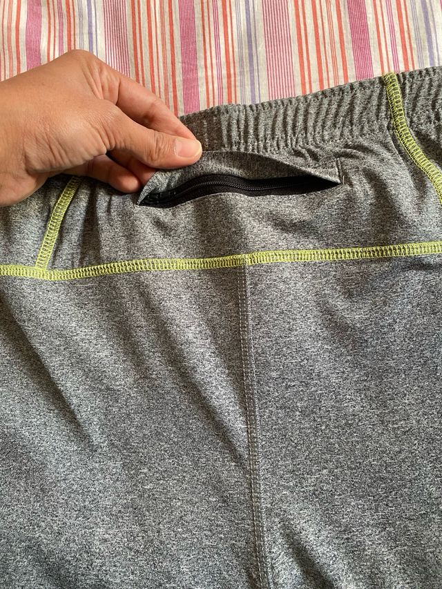 Pantalón deportivo gris con costuras verdes