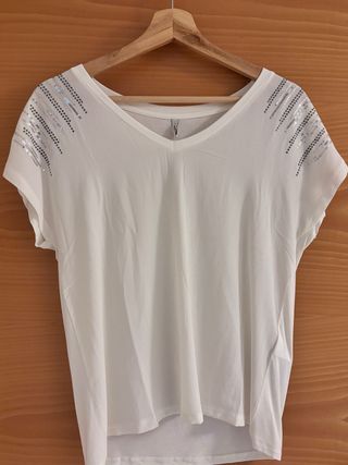 Top blanco con detalles plateados