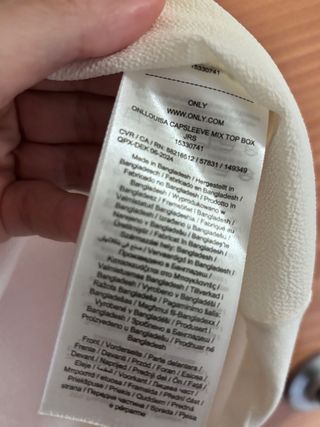 Top blanco con detalles plateados