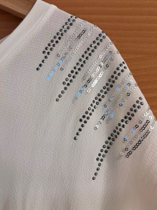 Top blanco con detalles plateados